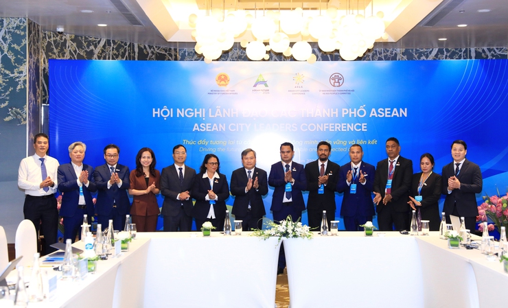 Chủ tịch UBND th&agrave;nh phố H&agrave; Nội Vũ Đại Thắng c&ugrave;ng l&atilde;nh đạo c&aacute;c sở ng&agrave;nh Th&agrave;nh phố tại buổi tiếp v&agrave; l&agrave;m việc với l&atilde;nh đạo một số địa phương của Timor Leste