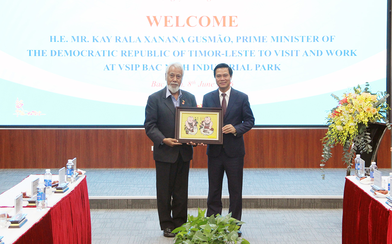 Phó Chủ tịch UBND tỉnh Lê Xuân Lợi trao tặng bức tranh dân gian Đông Hồ cho Thủ tướng Timor-Leste Kay Rala Xanana Gusmão Phó Chủ tịch UBND tỉnh Lê Xuân Lợi trao tặng bức tranh dân gian Đông Hồ cho Thủ tướng Timor-Leste Kay Rala Xanana Gusmão