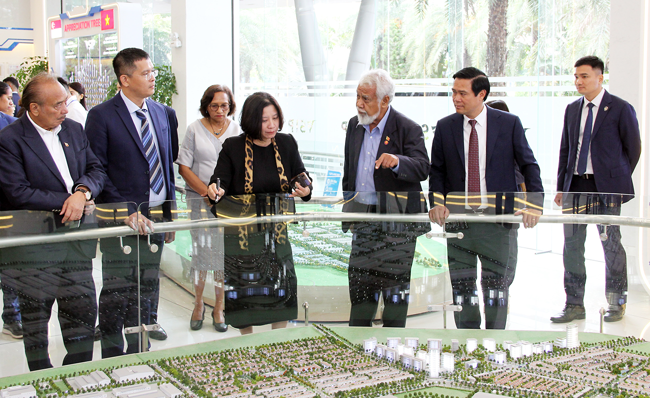 Thủ tướng Kay Rala Xanana Gusmão cùng đoàn công tác và các đại biểu tham quan thực tế sa bàn Khu công nghiệp VSIP Bắc Ninh. Thủ tướng Kay Rala Xanana Gusmão cùng đoàn công tác và các đại biểu tham quan thực tế sa bàn Khu công nghiệp VSIP Bắc Ninh.