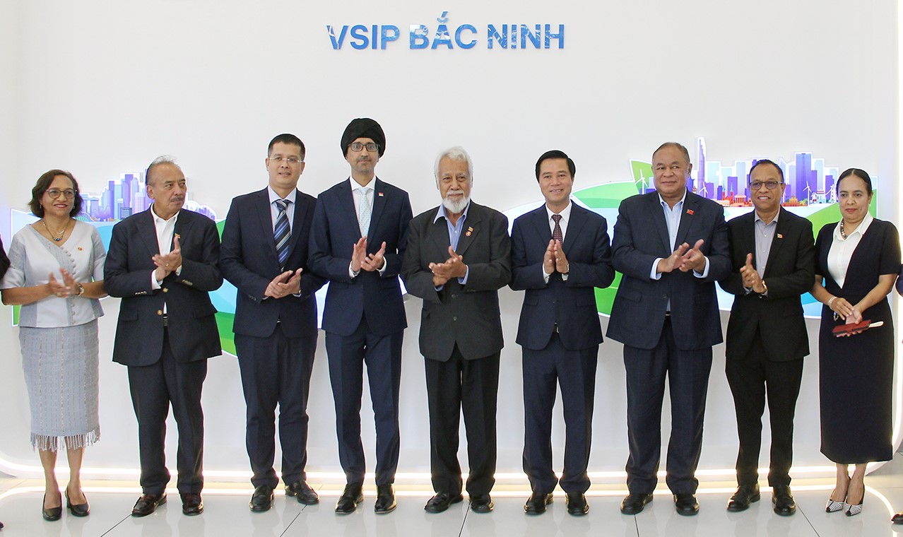 Thủ tướng Timor-Leste và Phó Chủ tịch UBND tỉnh Lê Xuân Lợi cùng các đại biểu chụp ảnh lưu niệm tại khu trưng bày sa bàn KCN VSIP Bắc Ninh Thủ tướng Timor-Leste và Phó Chủ tịch UBND tỉnh Lê Xuân Lợi cùng các đại biểu chụp ảnh lưu niệm tại khu trưng bày sa bàn KCN VSIP Bắc Ninh