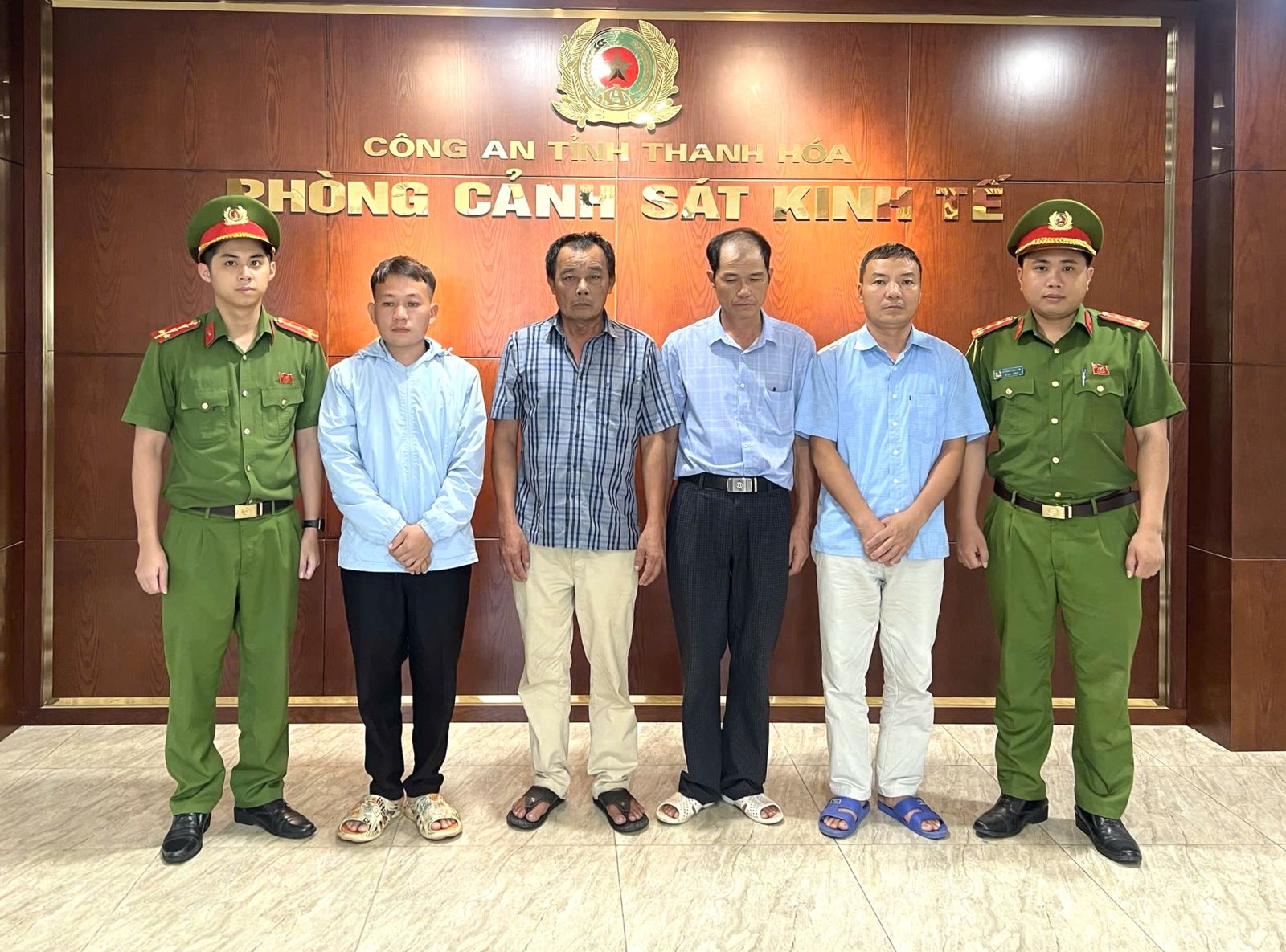 Cơ quan CSĐT Công an tỉnh Thanh Hóa thi hành Quyết định khởi tố vụ án, khởi tố bị can về tội “Vi phạm quy định về an toàn thực phẩm” theo Điều 317 Bộ luật hình sự Cơ quan CSĐT Công an tỉnh Thanh Hóa thi hành Quyết định khởi tố vụ án, khởi tố bị can về tội “Vi phạm quy định về an toàn thực phẩm” theo Điều 317 Bộ luật hình sự