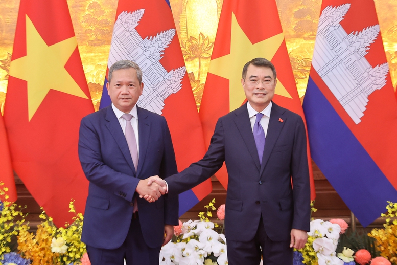 Thủ tướng L&ecirc; Minh Hưng v&agrave; Thủ tướng Hun Manet chuẩn bị bước v&agrave;o hội đ&agrave;m - Ảnh: VGP/Nhật Bắc
