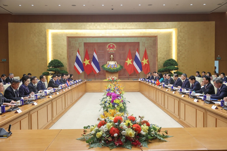 Thủ tướng L&ecirc; Minh Hưng hội đ&agrave;m với Thủ tướng Vương quốc Th&aacute;i Lan Anutin Charnvirakul - Ảnh: VGP/Nhật Bắc