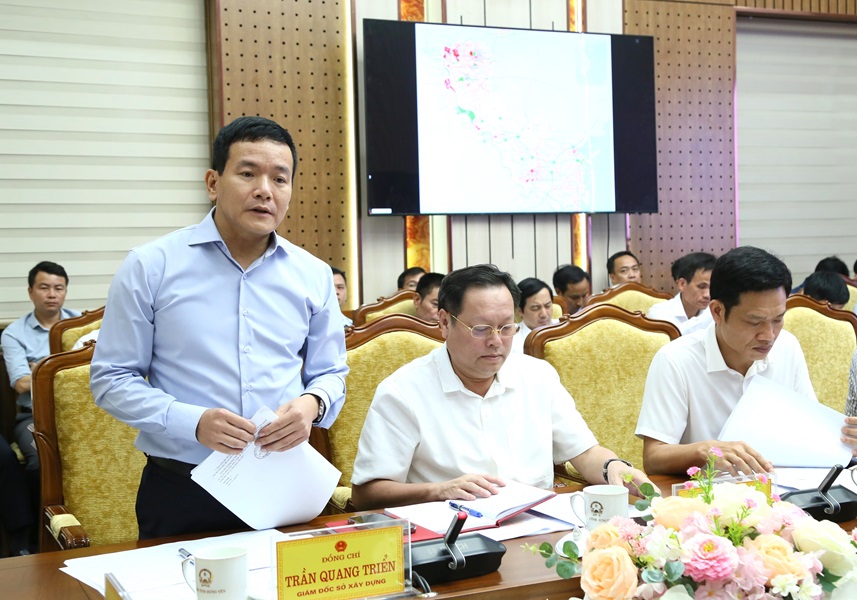 L&atilde;nh đạo Sở X&acirc;y dựng b&aacute;o c&aacute;o c&aacute;c nội dung tại cuộc họp.