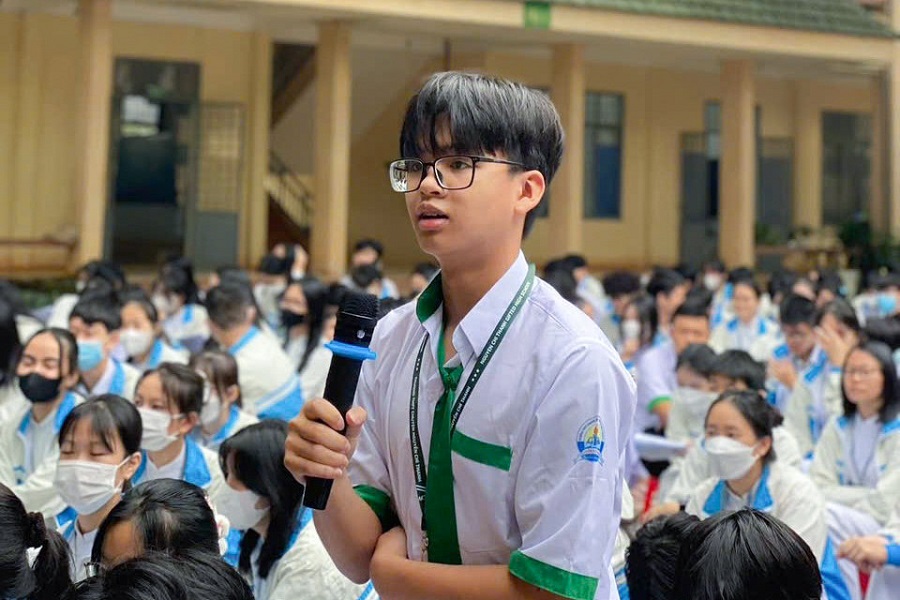 Nguyễn Quang Bảo tích cực chia sẻ, phát biểu trong giờ ngoại khóa. Nguyễn Quang Bảo tích cực chia sẻ, phát biểu trong giờ ngoại khóa.