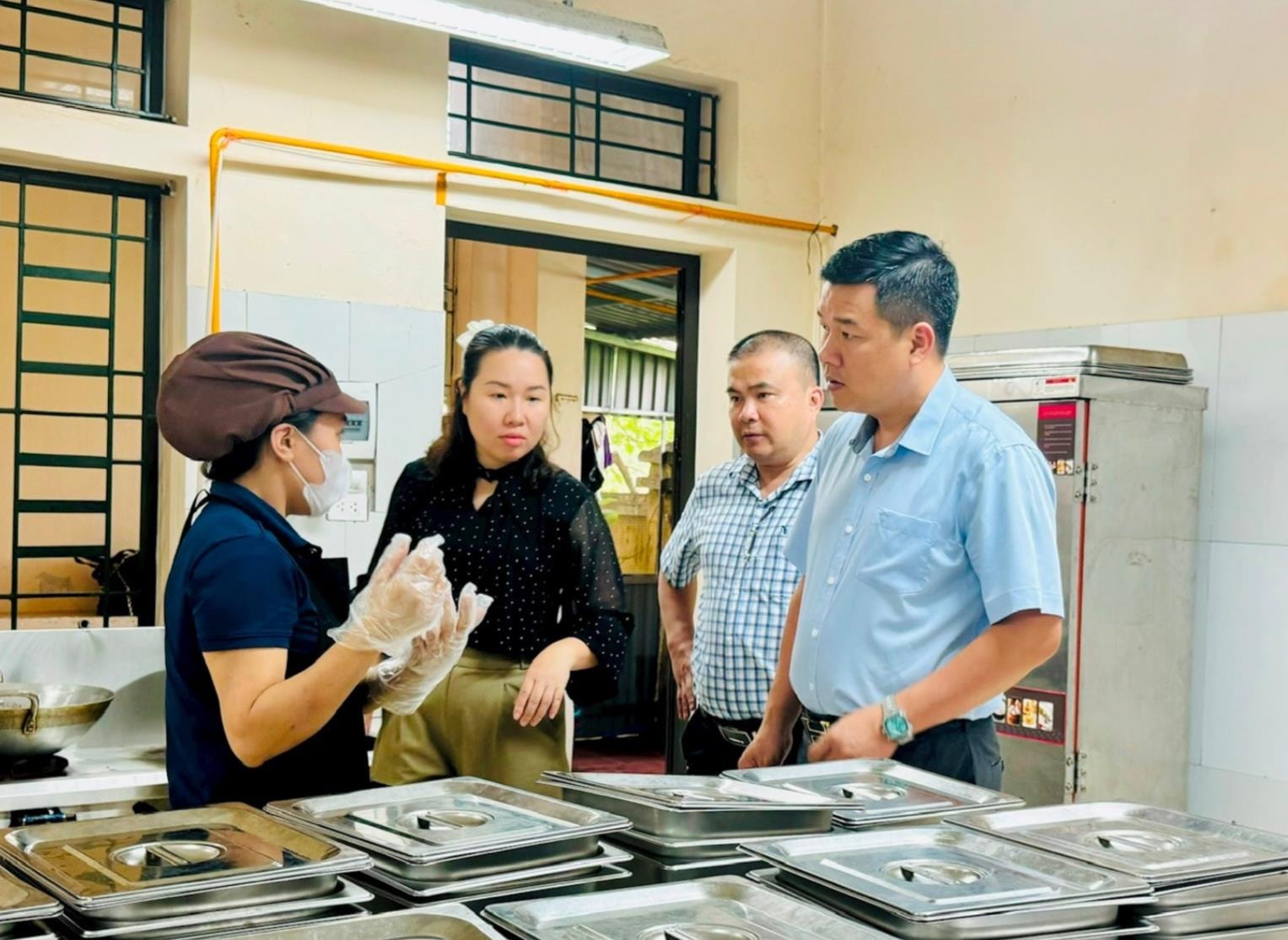 Đoàn kiểm tra tìm hiểu kỹ lưỡng quy trình vận hành bếp ăn trường học tại Trường Tiểu học Phú Châu (Hà Nội). Ảnh: Mai Hoa Đoàn kiểm tra tìm hiểu kỹ lưỡng quy trình vận hành bếp ăn trường học tại Trường Tiểu học Phú Châu (Hà Nội). Ảnh: Mai Hoa