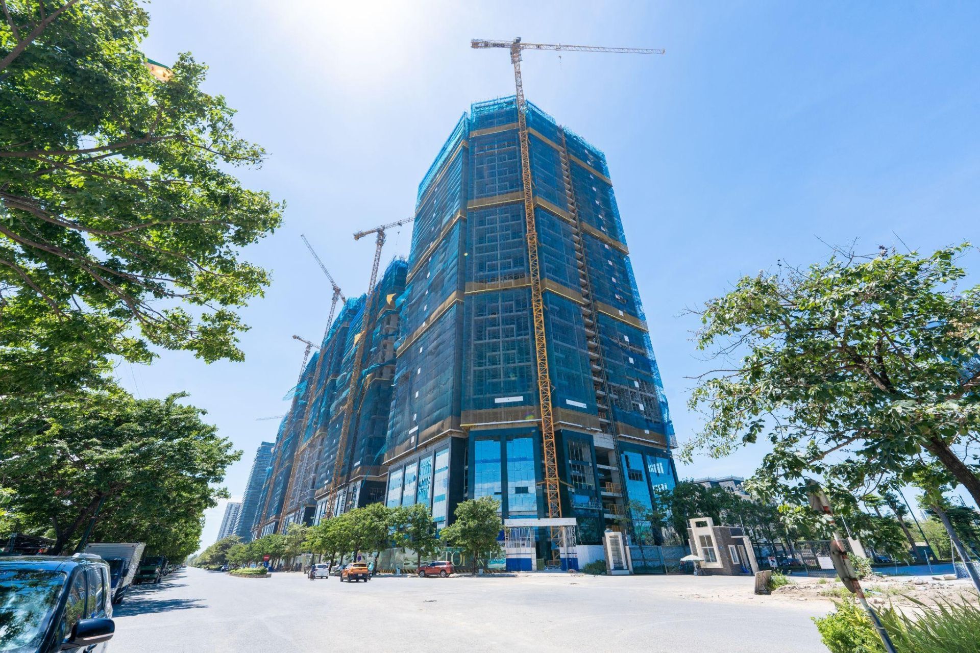 Dự án đã cất nóc trên 3/5 toà tháp và đang đi vào hoàn thiện, lợi thế pháp lý minh bạch, sở hữu lâu dài, dự kiến bàn giao vào Quý 2/2027 Dự án đã cất nóc trên 3/5 toà tháp và đang đi vào hoàn thiện, lợi thế pháp lý minh bạch, sở hữu lâu dài, dự kiến bàn giao vào Quý 2/2027