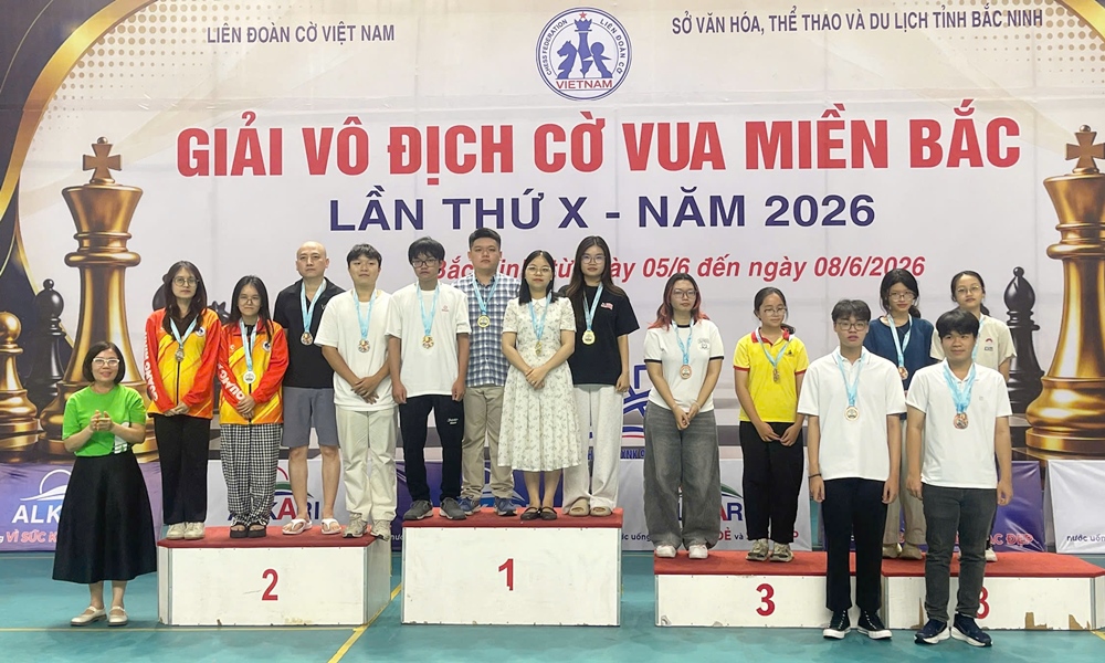 Vận động vi&ecirc;n Bắc Ninh (bục số 1) nhận Huy chương V&agrave;ng, nội dung cờ nhanh đồng đội nữ bảng v&ocirc; địch n&acirc;ng cao.