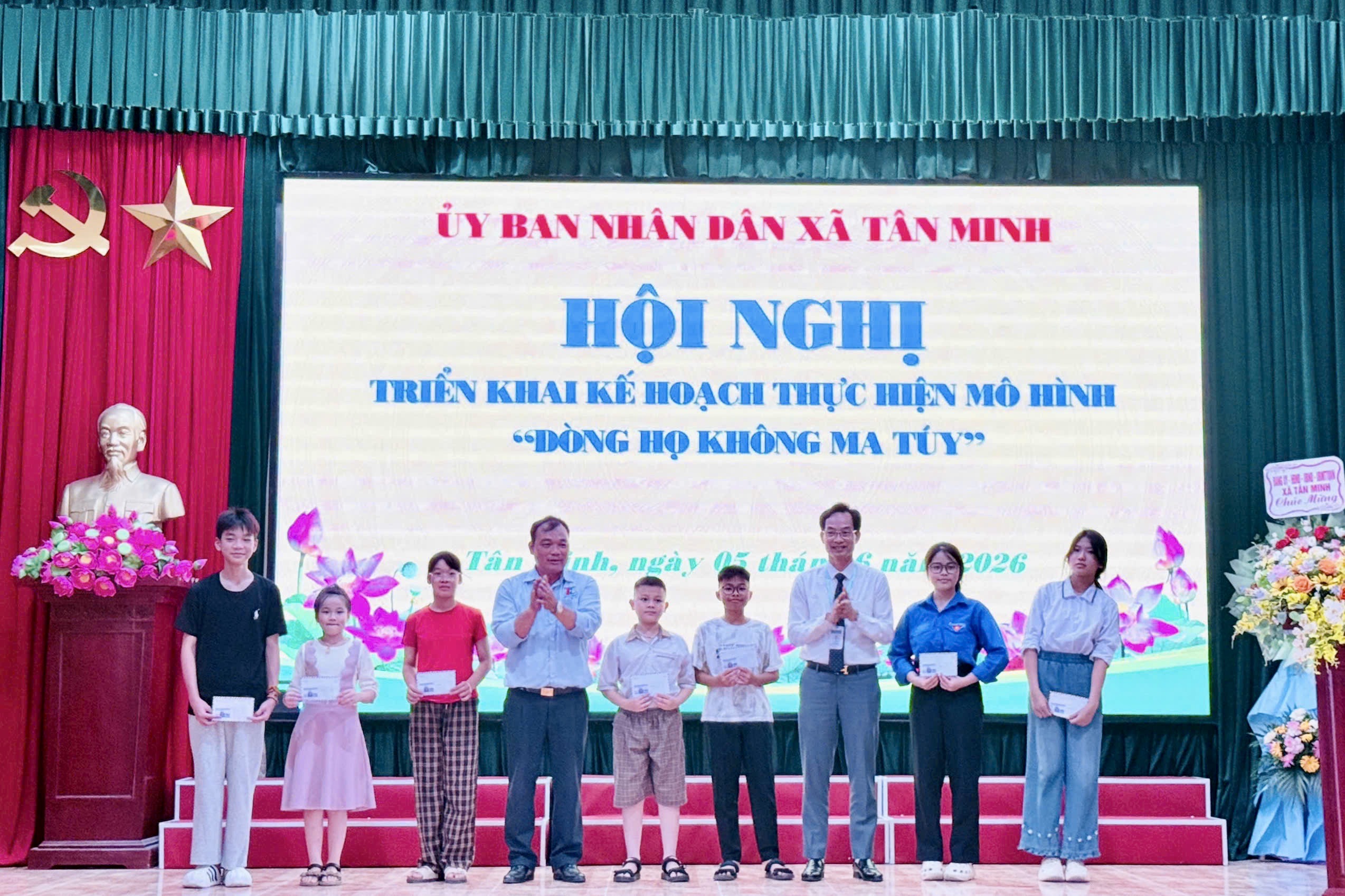 L&atilde;nh đạo x&atilde; T&acirc;n Minh tặng qu&agrave; học sinh d&ograve;ng họ Vũ Ngọc c&oacute; th&agrave;nh t&iacute;ch học tập tốt.