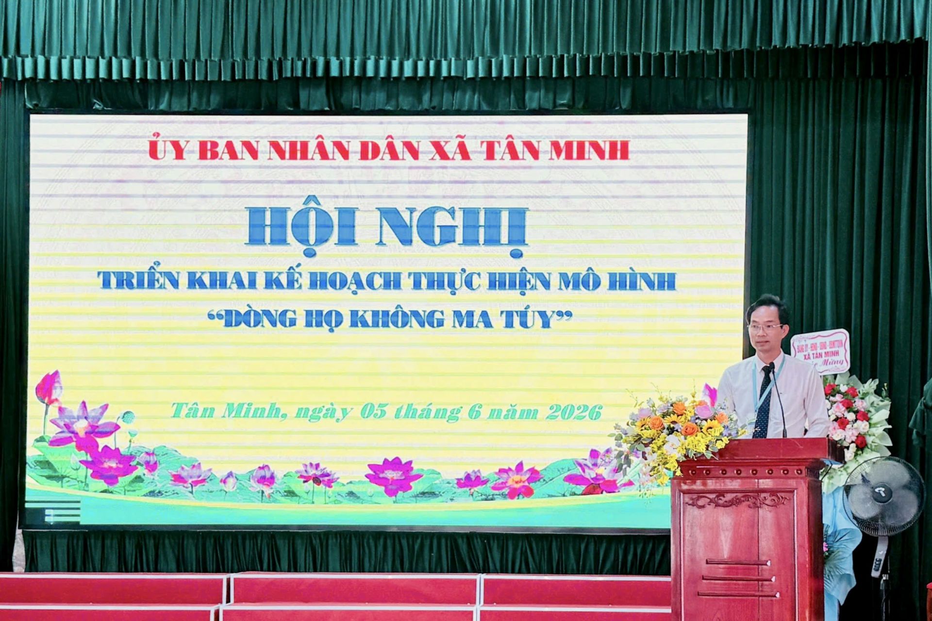 L&atilde;nh đạo x&atilde; T&acirc;n Minh ph&aacute;t biểu tại Hội nghị.