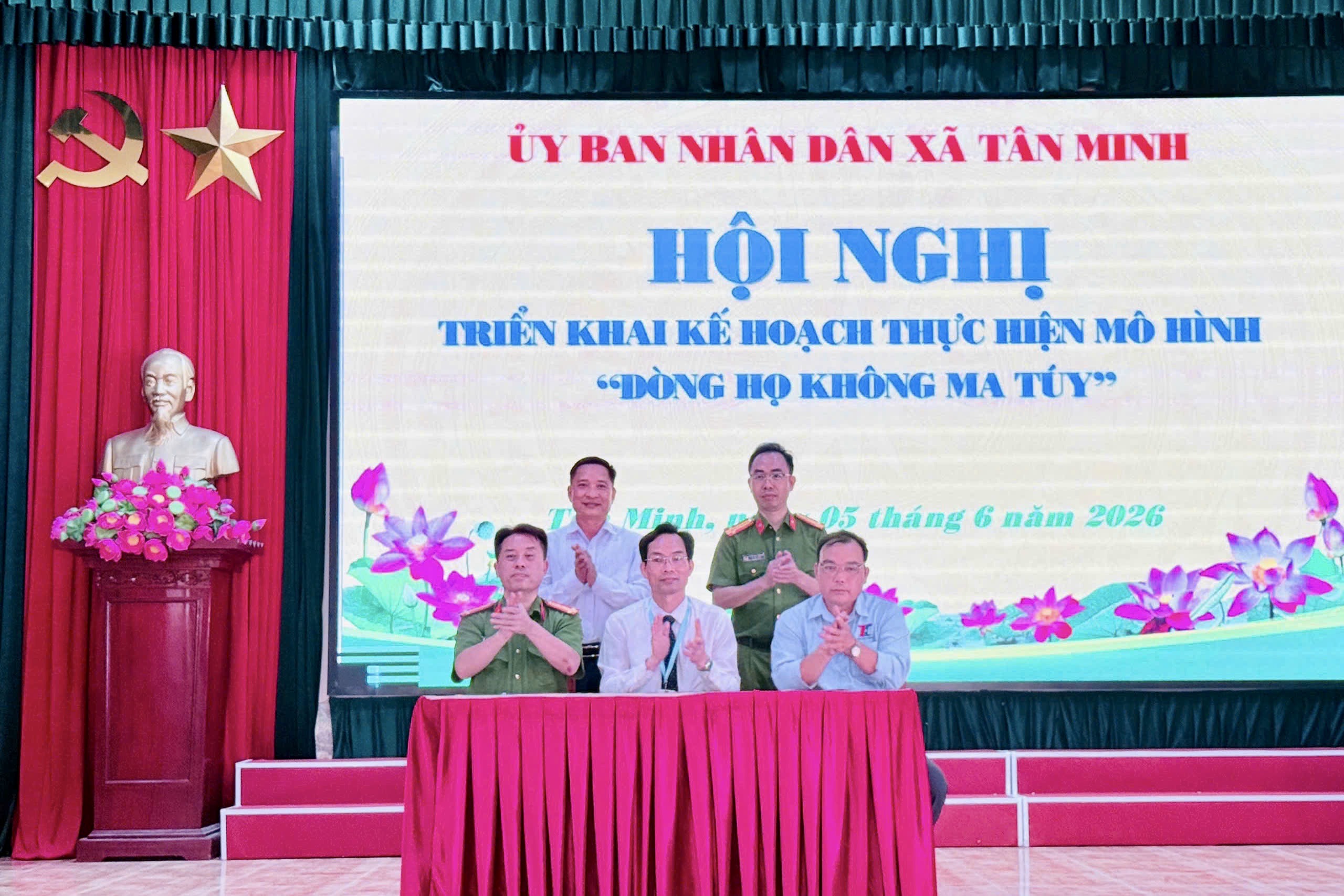 K&yacute; kết quy chế phối hợp giữa C&ocirc;ng an, ch&iacute;nh quyền x&atilde; v&agrave; d&ograve;ng họ Vũ Ngọc.