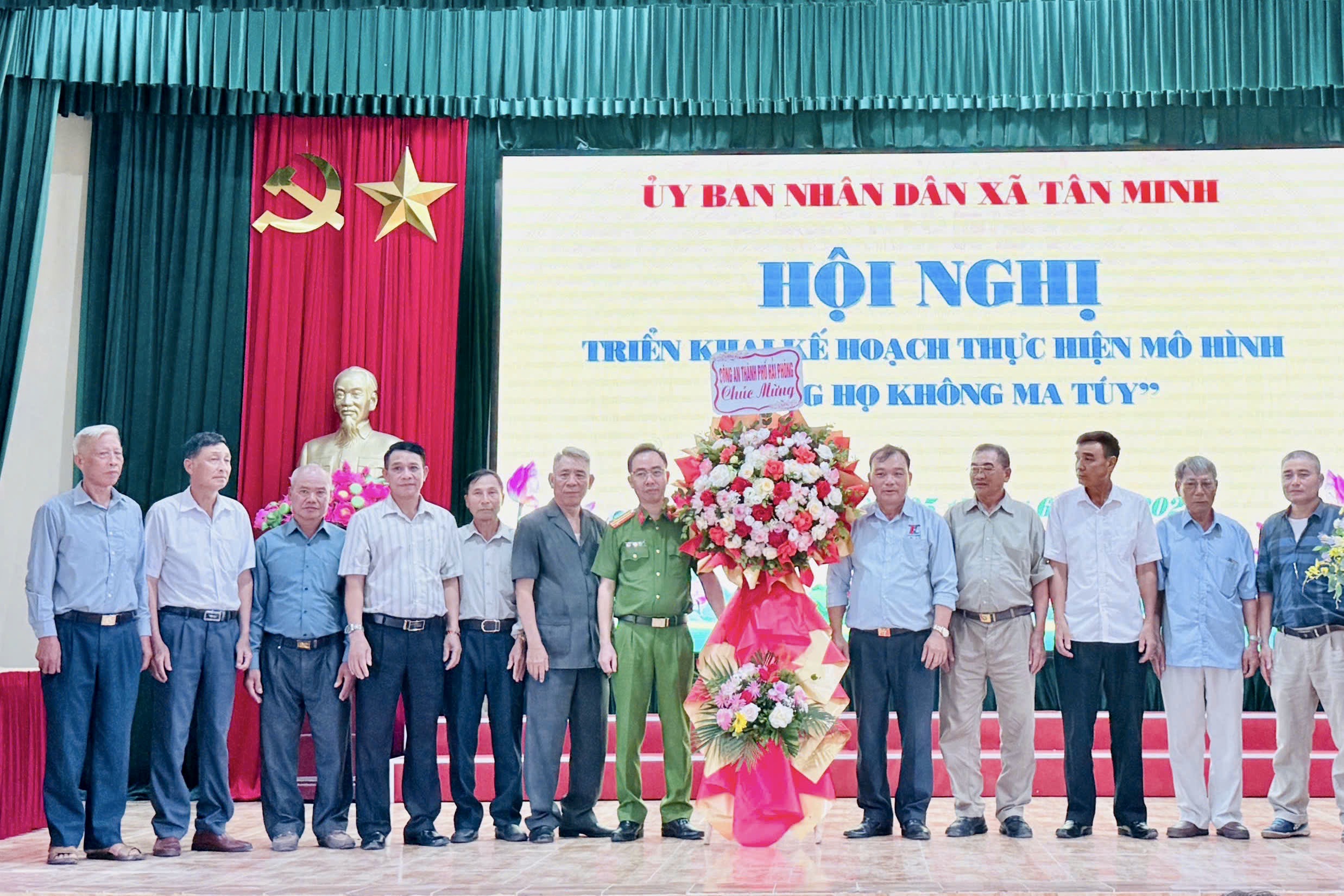 C&ocirc;ng an x&atilde; tặng hoa ch&uacute;c mừng Ban điều h&agrave;nh m&ocirc; h&igrave;nh.