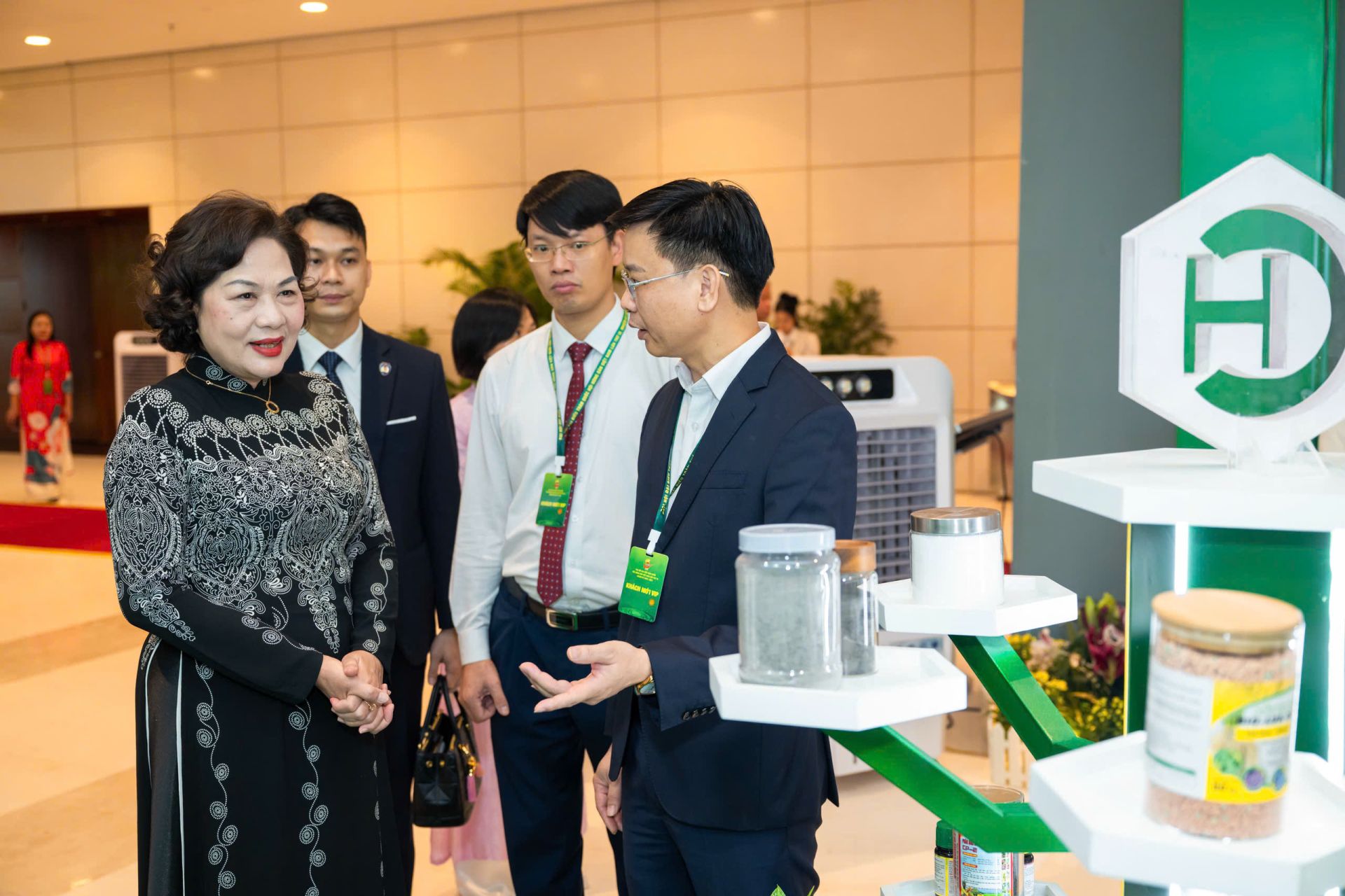 Đồng ch&iacute; Nguyễn Thị Hồng - Ủy vi&ecirc;n Trung ương Đảng, Ph&oacute; Chủ tịch Quốc hội tham quan gian trưng b&agrave;y của Vinachem