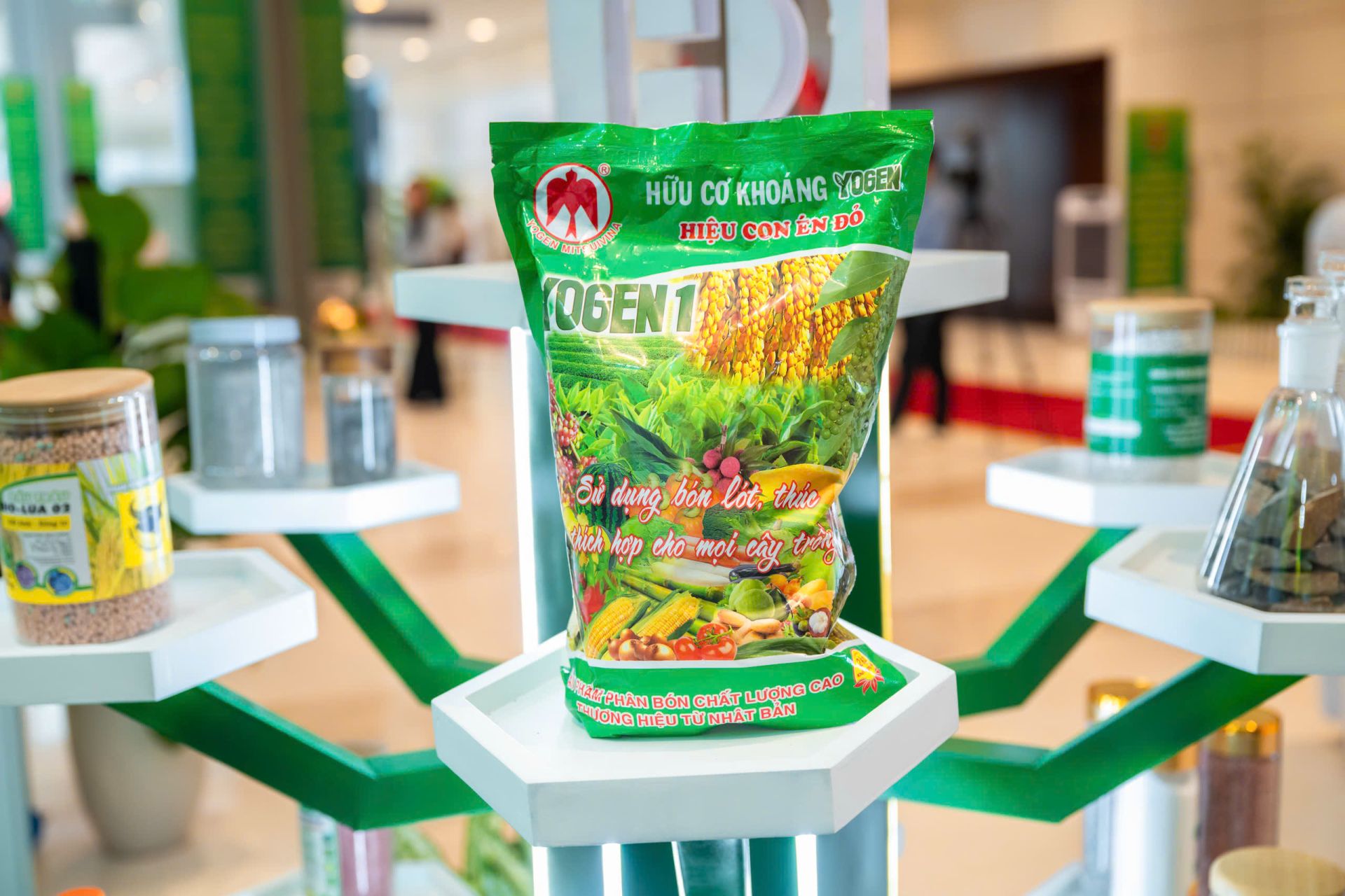 Sản phẩm mới được trưng b&agrave;y tại gian trưng b&agrave;y