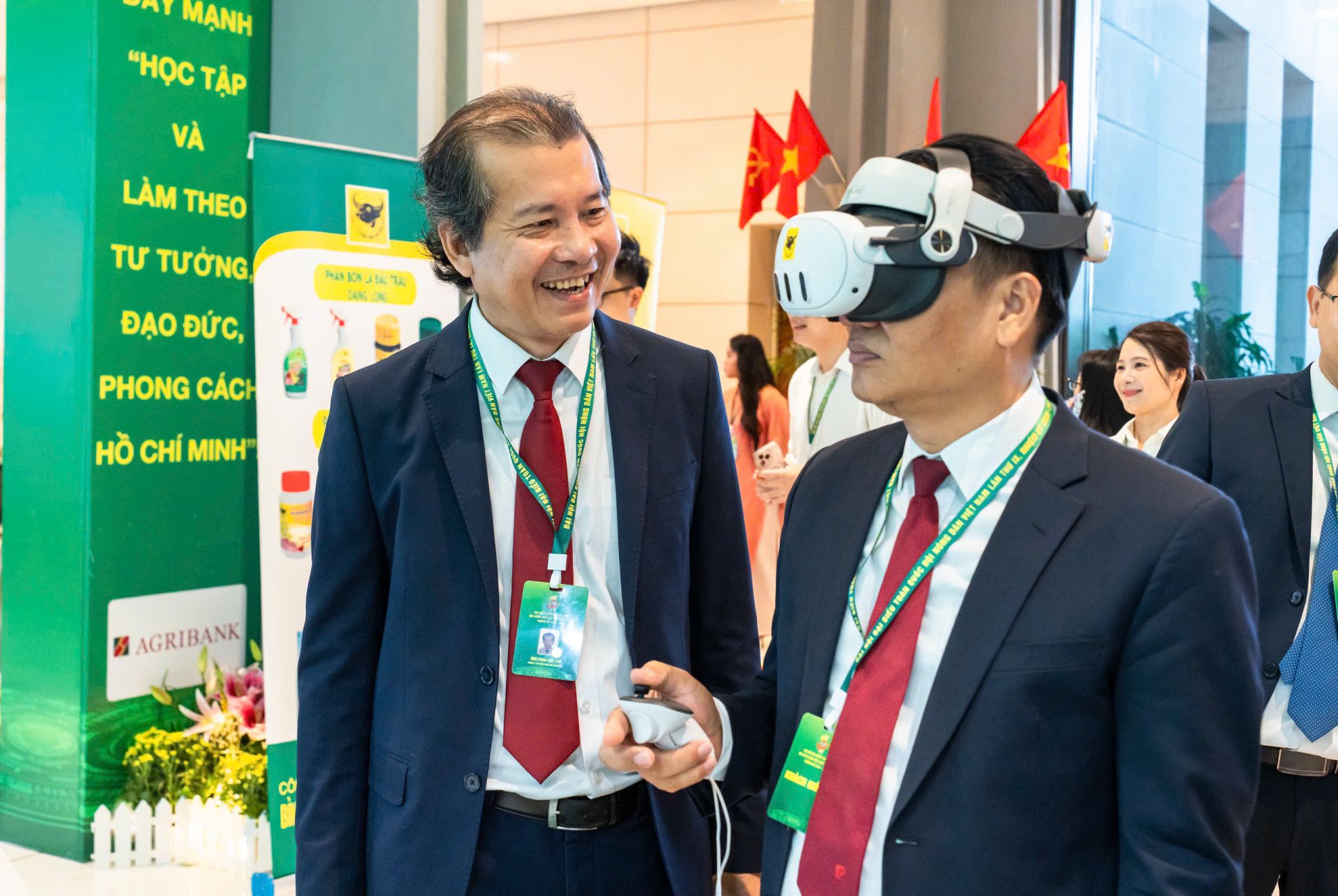 Kh&aacute;ch mời trải nghiệm c&ocirc;ng nghệ thực tế ảo (VR) của C&ocirc;ng ty CP Ph&acirc;n b&oacute;n B&igrave;nh Điền.