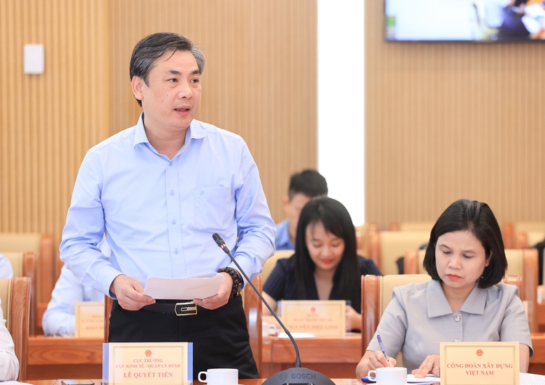Ông Lê Quyết Tiến, Cục trưởng Cục Kinh tế - Quản lý đầu tư xây dựng (Bộ Xây dựng) báo cáo tại hội nghị (Ảnh: Tạ Hải). Ông Lê Quyết Tiến, Cục trưởng Cục Kinh tế - Quản lý đầu tư xây dựng (Bộ Xây dựng) báo cáo tại hội nghị (Ảnh: Tạ Hải).