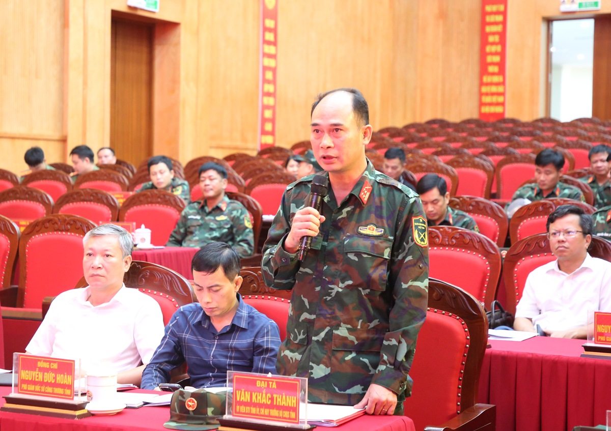 Đại tá Văn Khắc Thành, Ủy viên Ban Thường vụ Tỉnh ủy, Chỉ huy trưởng Bộ CHQS tỉnh phát biểu tại buổi sơ duyệt. Đại tá Văn Khắc Thành, Ủy viên Ban Thường vụ Tỉnh ủy, Chỉ huy trưởng Bộ CHQS tỉnh phát biểu tại buổi sơ duyệt.
