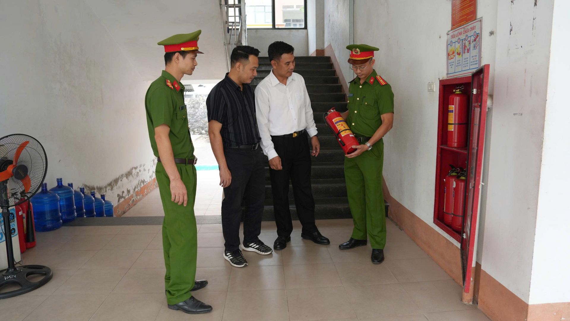 C&ocirc;ng an phường Văn Ph&uacute; phối hợp bảo đảm an ninh, trật tự tại điểm thi Trường Trung học phổ th&ocirc;ng Chuy&ecirc;n Nguyễn Tất Th&agrave;nh