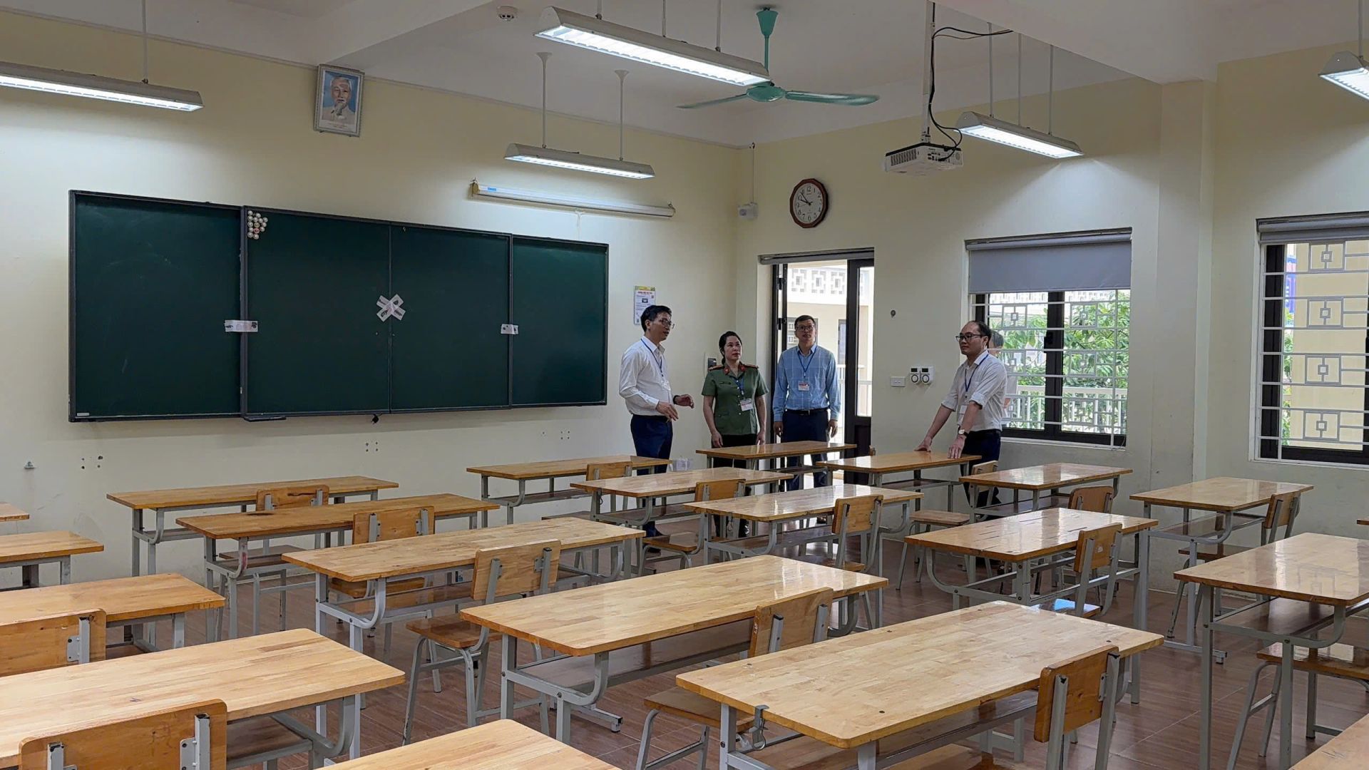 C&aacute;n bộ Ph&ograve;ng An ninh ch&iacute;nh trị nội bộ C&ocirc;ng an tỉnh L&agrave;o Cai phối hợp kiểm tra c&ocirc;ng t&aacute;c chuẩn bị cho kỳ thi tốt nghiệp Trung học phổ th&ocirc;ng quốc gia năm 2026