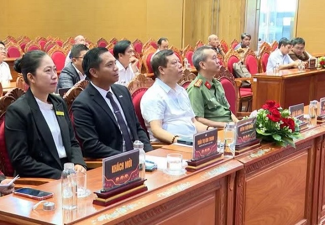 Đại biểu quan kh&aacute;ch tham dự buổi họp b&aacute;o.