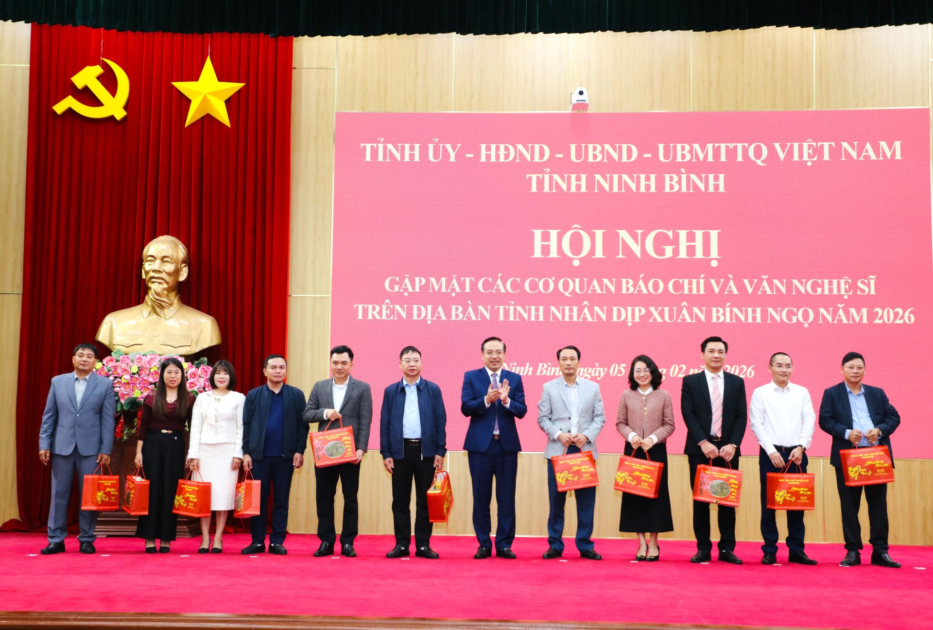 Lãnh đạo Tỉnh ủy Ninh Bình gặp mặt các cơ quan báo chí và văn nghệ sĩ trên địa bàn nhân dịp Xuân Bính Ngọ năm 2026 Lãnh đạo Tỉnh ủy Ninh Bình gặp mặt các cơ quan báo chí và văn nghệ sĩ trên địa bàn nhân dịp Xuân Bính Ngọ năm 2026