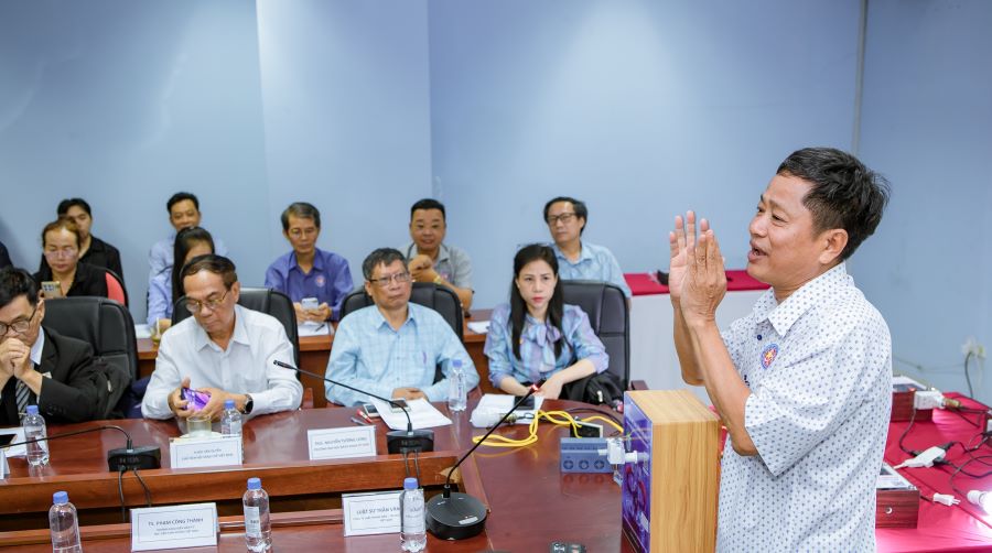 GS Trần Văn T&iacute;n - Chủ tịch Hội đồng Khoa học Viện Khoa học Ph&aacute;t triển T&agrave;i năng Việt Nam giới thiệu giải ph&aacute;p an to&agrave;n điện do &ocirc;ng nghi&ecirc;n cứu v&agrave; ph&aacute;t triển tại hội thảo.