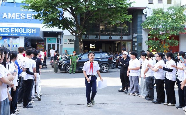 Học sinh tại kỳ thi tuyển sinh lớp 10 THPT năm học 2026 - 2027. Học sinh tại kỳ thi tuyển sinh lớp 10 THPT năm học 2026 - 2027.