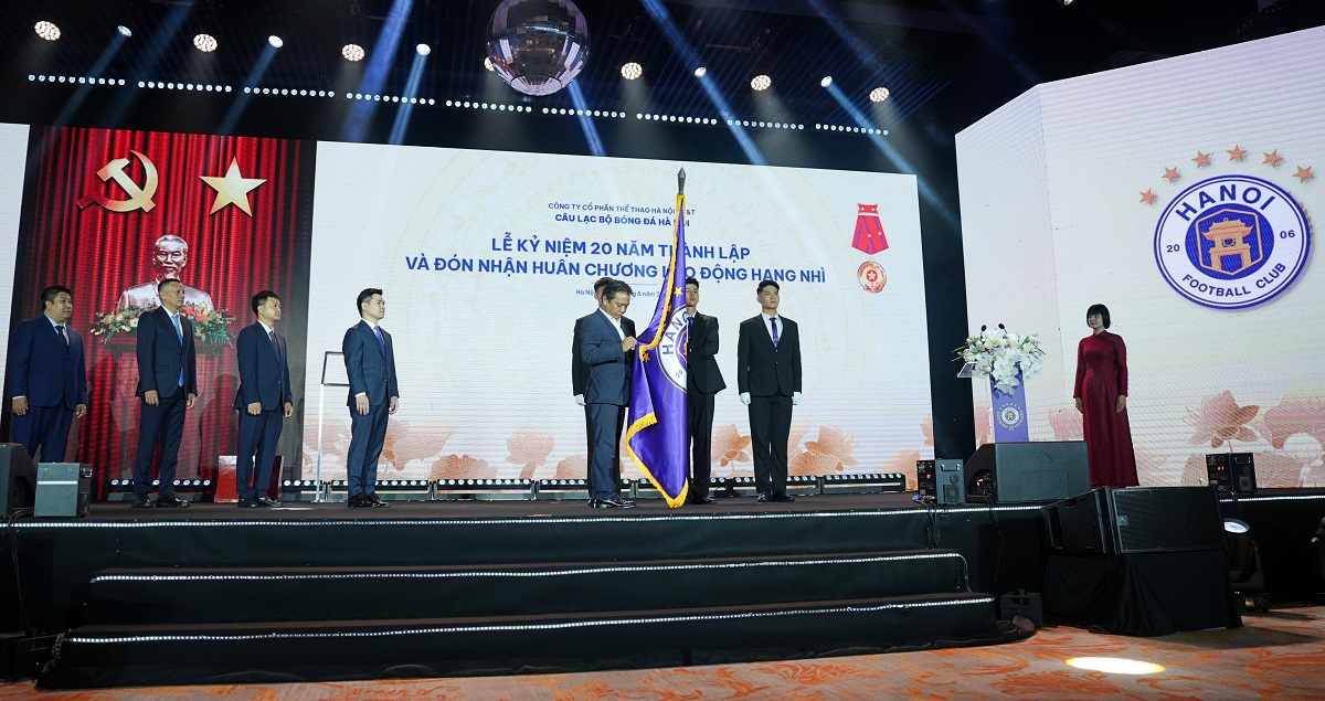 Thừa ủy quyền của Chủ tịch nước, Thứ trưởng Bộ Văn h&oacute;a, Thể thao v&agrave; Du lịch Ho&agrave;ng Đạo Cương đ&atilde; trao tặng Hu&acirc;n chương Lao động hạng Nh&igrave; cho CLB H&agrave; Nội.