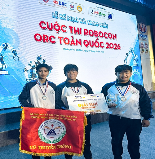 Đội DeltaX nhận giải tại lễ bế mạc và trao giải. Đội DeltaX nhận giải tại lễ bế mạc và trao giải.