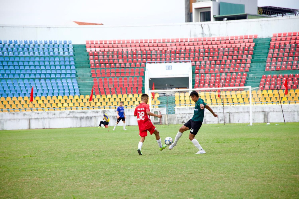Một pha tranh bóng giữa cầu thủ hai đội phường Bình Khê và phường Quảng Yên Một pha tranh bóng giữa cầu thủ hai đội phường Bình Khê và phường Quảng Yên