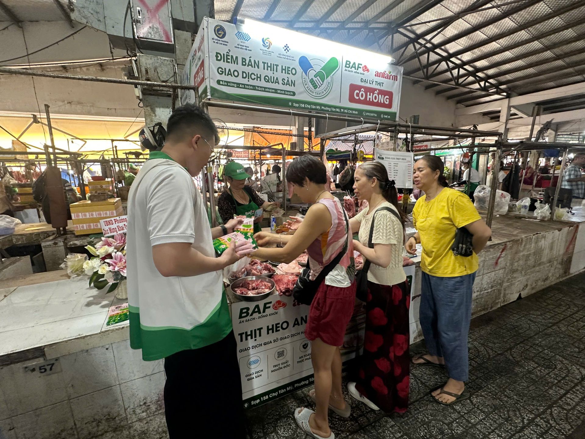 Nhiều người ti&ecirc;u d&ugrave;ng phấn khởi khi được mua thịt heo được thực hiện qua S&agrave;n giao dịch h&agrave;ng h&oacute;a