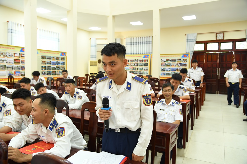 C&aacute;n bộ, chiến sĩ đ&oacute;ng g&oacute;p &yacute; kiến tại Hội nghị