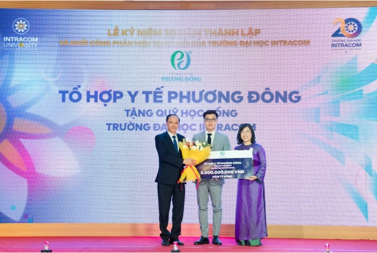 Tổ hợp Y tế Phương Đông tặng quỹ học bổng Trường Đại học Intracom Tổ hợp Y tế Phương Đông tặng quỹ học bổng Trường Đại học Intracom