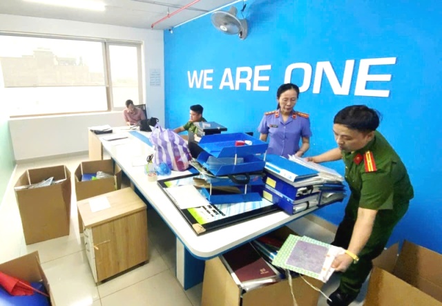 Cơ quan chức năng khám xét và thu giữ các tài liệu liên quan. (Ảnh: CA) Cơ quan chức năng khám xét và thu giữ các tài liệu liên quan. (Ảnh: CA)