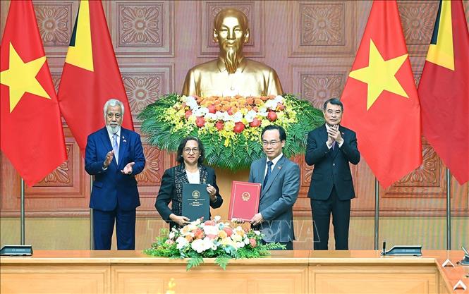 Thủ tướng Lê Minh Hưng và Thủ tướng Timor-Leste Kay Rala Xanana Gusmão chứng kiến trao Hiệp định giữa Chính phủ hai nước về miễn thị thực cho người mang hộ chiếu phổ thông. Ảnh: Dương Giang/TTXVN Thủ tướng Lê Minh Hưng và Thủ tướng Timor-Leste Kay Rala Xanana Gusmão chứng kiến trao Hiệp định giữa Chính phủ hai nước về miễn thị thực cho người mang hộ chiếu phổ thông. Ảnh: Dương Giang/TTXVN