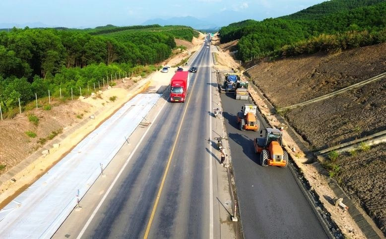 Chậm mặt bằng, thiếu vật liệu, nhiều dự án giao thông trọng điểm hụt tiến độ