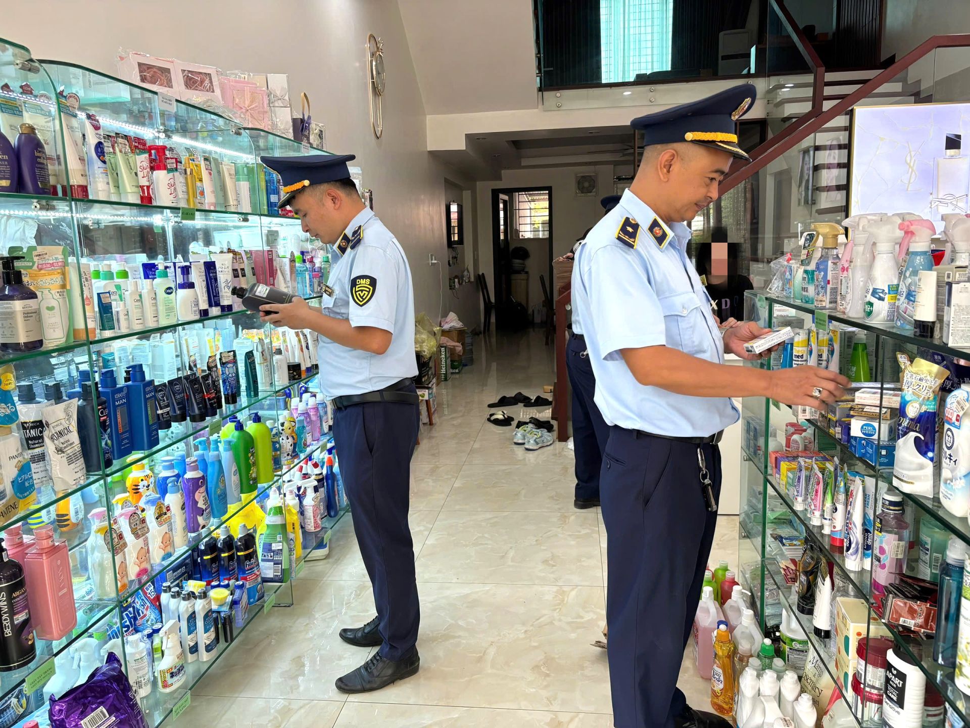 Lực lượng chức năng kiểm tra hàng hóa vi phạm Lực lượng chức năng kiểm tra hàng hóa vi phạm