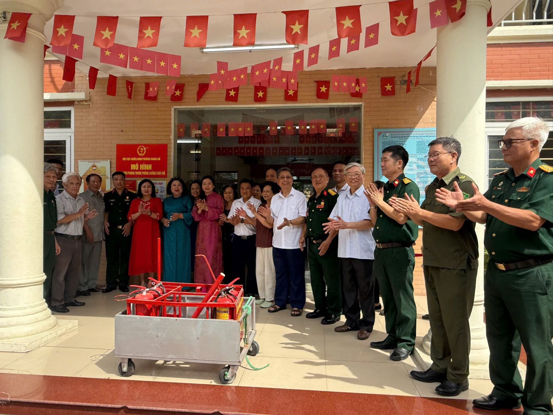Lễ ra mắt m&ocirc; h&igrave;nh &ldquo;Cựu chiến binh ti&ecirc;n phong ph&ograve;ng chống ch&aacute;y nổ&rdquo; tại phường Nghĩa Đ&ocirc;.