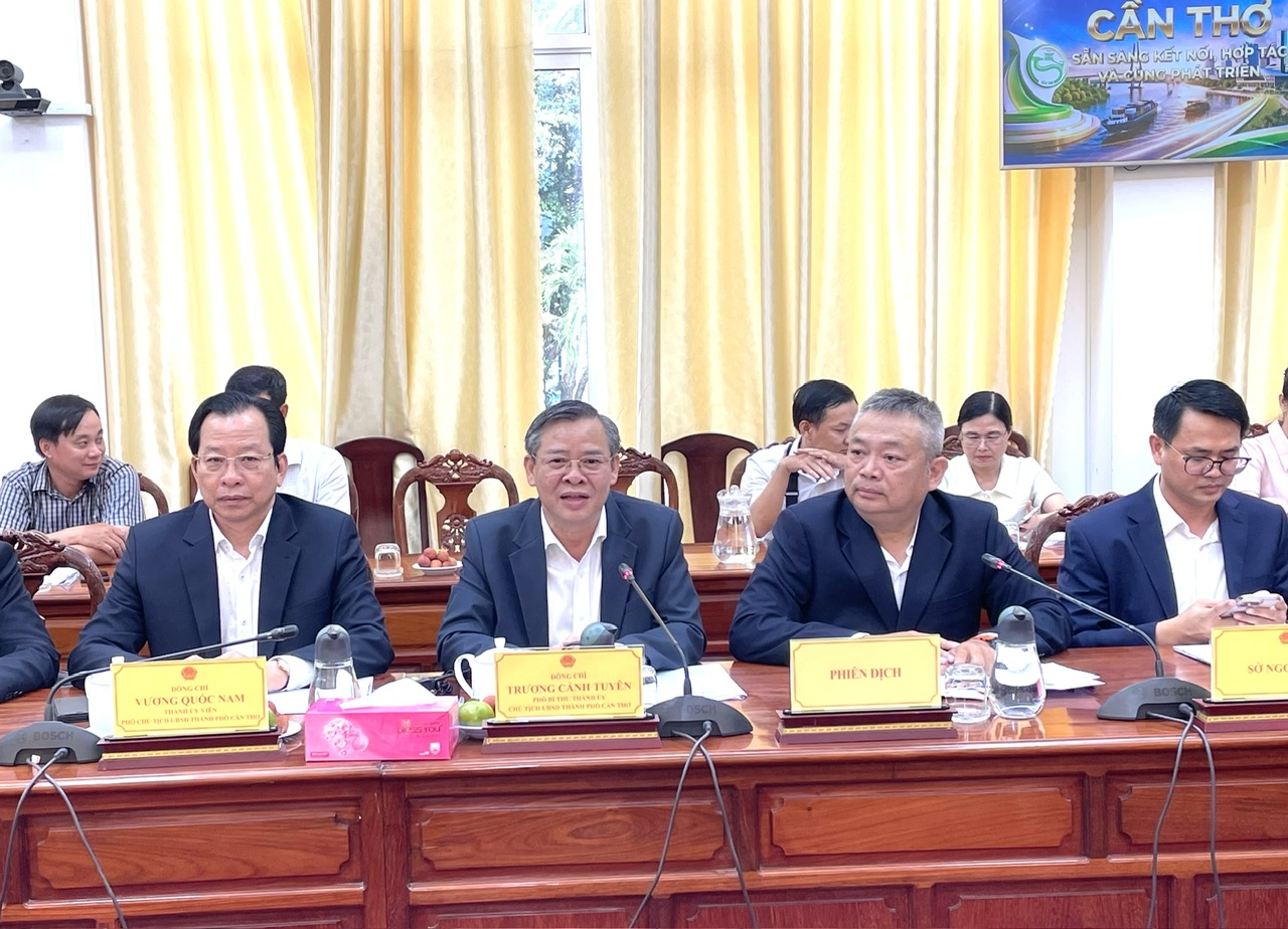 Chủ tịch UBND TP. Cần Thơ Trương Cảnh Tuyên (vị trí thứ hai từ trái sang phải) phát biểu với Đoàn doanh nghiệp Singapore Chủ tịch UBND TP. Cần Thơ Trương Cảnh Tuyên (vị trí thứ hai từ trái sang phải) phát biểu với Đoàn doanh nghiệp Singapore