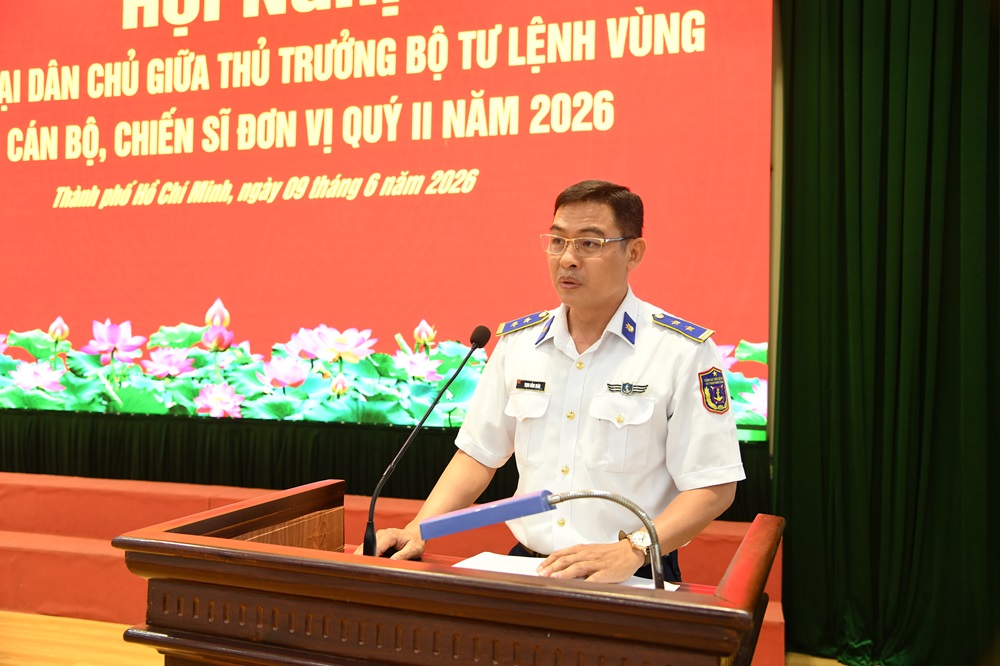 Trung t&aacute; Trần Hồng Qu&acirc;n - Trưởng ban Tổ chức, Ph&ograve;ng Ch&iacute;nh trị V&ugrave;ng b&aacute;o c&aacute;o tại Hội nghị