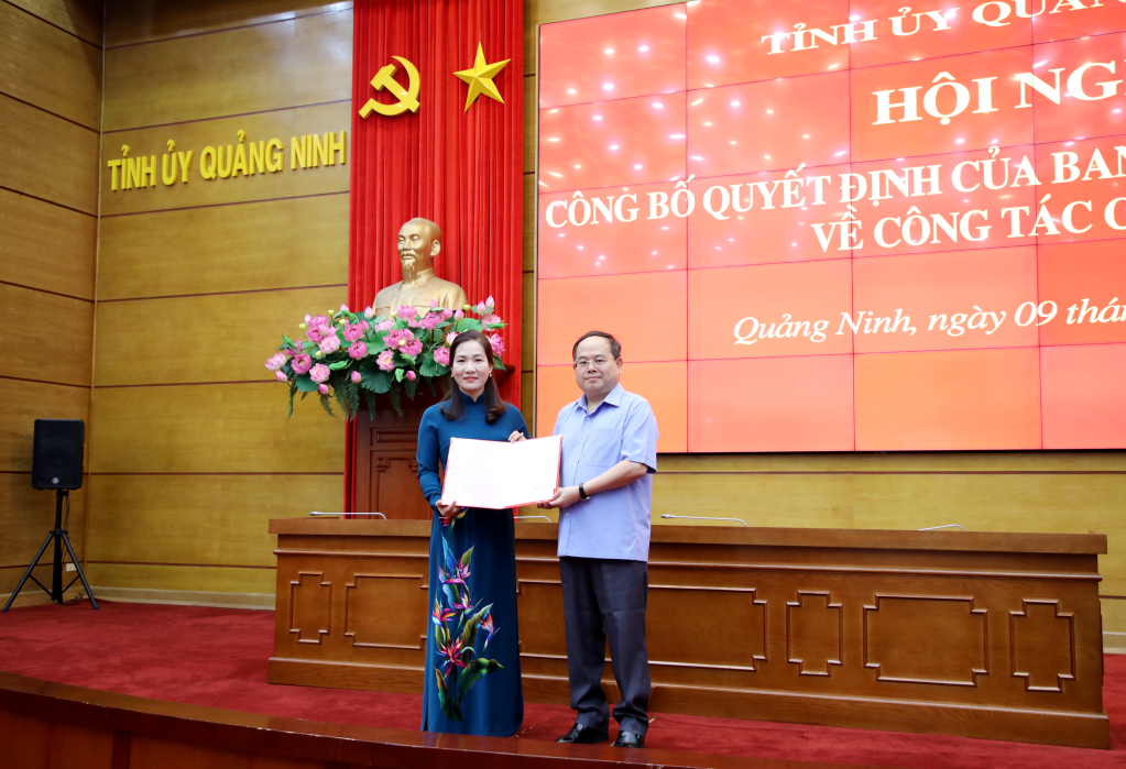 &Ocirc;ng Quản Minh Cường, Ủy vi&ecirc;n Trung ương Đảng, B&iacute; thư Tỉnh ủy, Trưởng Đo&agrave;n ĐBQH tỉnh Quảng Ninh trao quyết định điều động, ph&acirc;n c&ocirc;ng v&agrave; bổ nhiệm b&agrave; Nguyễn Thị Hạnh, Ủy vi&ecirc;n BCH Đảng bộ tỉnh, Ph&oacute; Chủ tịch UBND tỉnh giữ chức vụ Trưởng Ban Tuy&ecirc;n gi&aacute;o v&agrave; D&acirc;n vận Tỉnh ủy