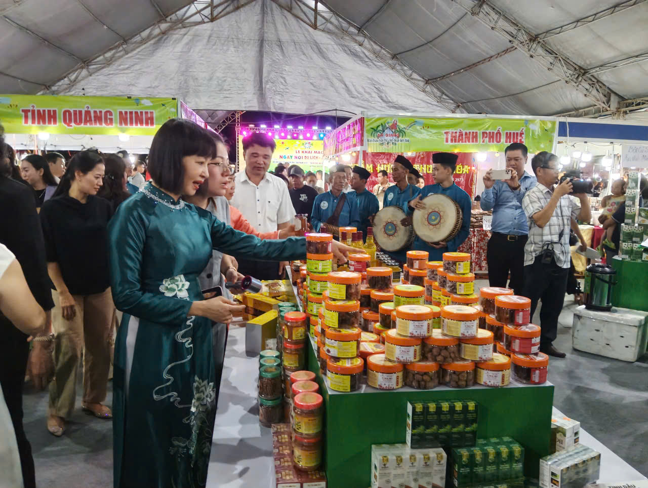 Gian h&agrave;ng trưng b&agrave;y c&aacute;c sản phẩm n&ocirc;ng nghiệp, OCOP v&agrave; đặc sản ti&ecirc;u biểu thu h&uacute;t đ&ocirc;ng đảo người d&acirc;n, du kh&aacute;ch tham quan, mua sắm tại hội chợ x&uacute;c tiến thương mại ở An Giang.