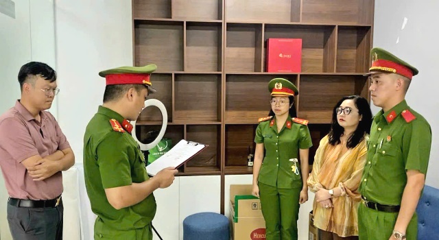 Cơ quan điều tra thu giữ tài liệu, chứng cứ vụ án. Ảnh: Công an cung cấp. Cơ quan điều tra thu giữ tài liệu, chứng cứ vụ án. Ảnh: Công an cung cấp.