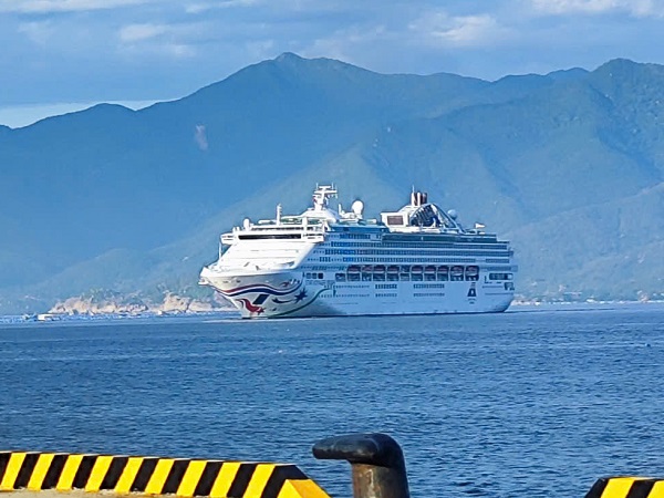 T&agrave;u biển quốc tế mang t&ecirc;n STAR VOYAGER đưa 1.300 kh&aacute;ch từ Singapore cập Cảng quốc tế Cam Ranh.