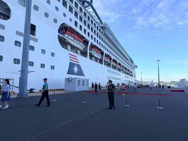 t&agrave;u biển STAR VOYAGER cập Cảng quốc tế Cam Ranh,