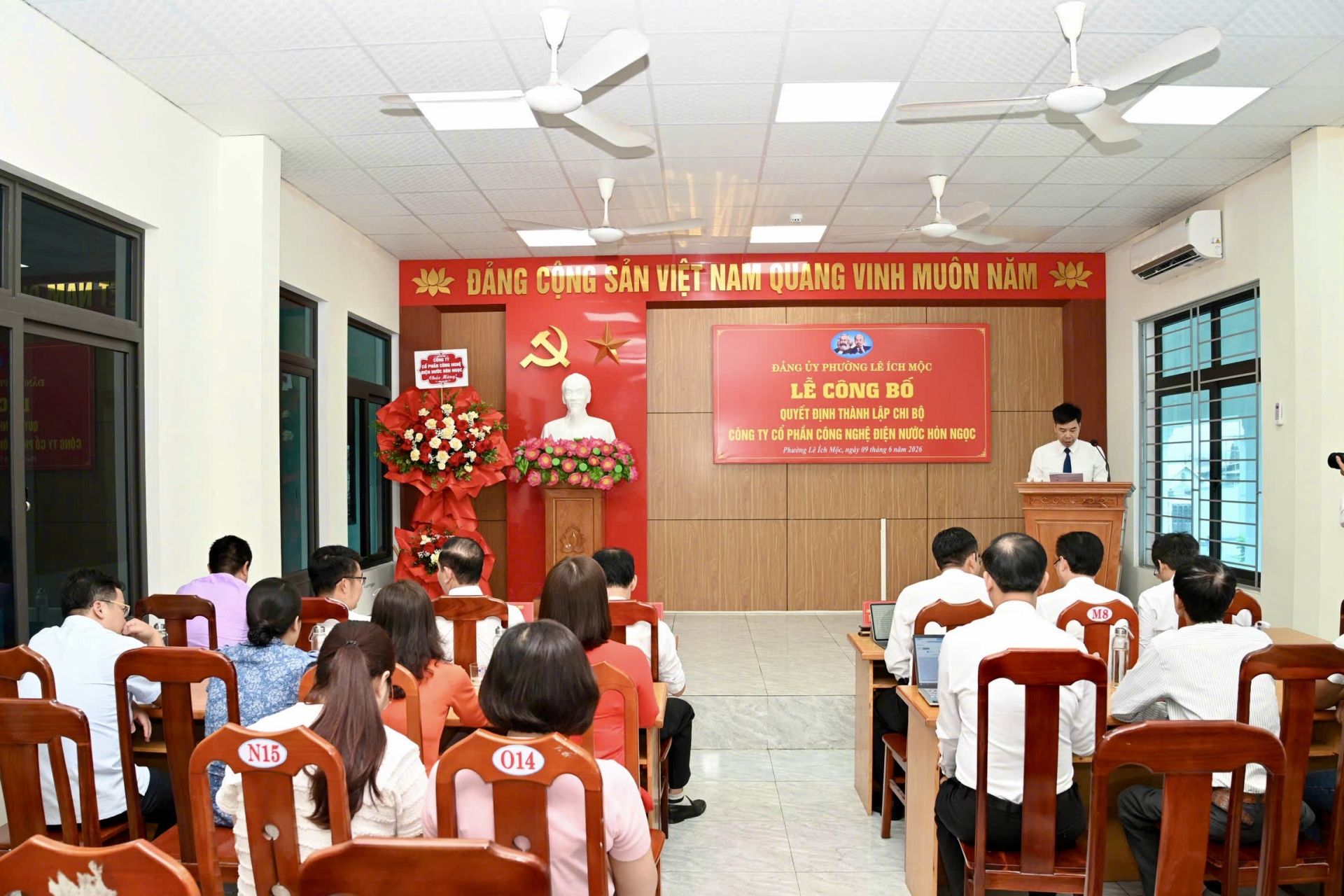 Quang cảnh Lễ công bố Quyết định thành lập Chi bộ Công ty Cổ phần công nghệ điện nước Hòn Ngọc. Quang cảnh Lễ công bố Quyết định thành lập Chi bộ Công ty Cổ phần công nghệ điện nước Hòn Ngọc.