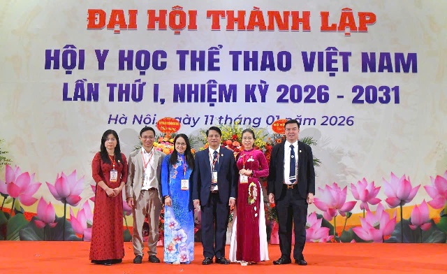Tác giả Lê Quang Phiêu (thứ 2 từ trái qua) đã dành nhiều tâm huyết cho cuốn sách “Chăm sóc sức khỏe chủ động trong kỷ nguyên mới” Tác giả Lê Quang Phiêu (thứ 2 từ trái qua) đã dành nhiều tâm huyết cho cuốn sách “Chăm sóc sức khỏe chủ động trong kỷ nguyên mới”