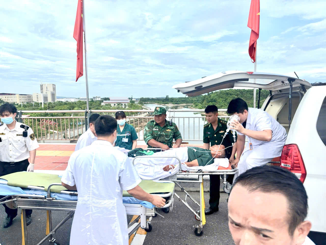 Đồn Bi&ecirc;n ph&ograve;ng cửa khẩu quốc tế M&oacute;ng C&aacute;i: Phối hợp mở luồng xanh cho xe cứu thương
