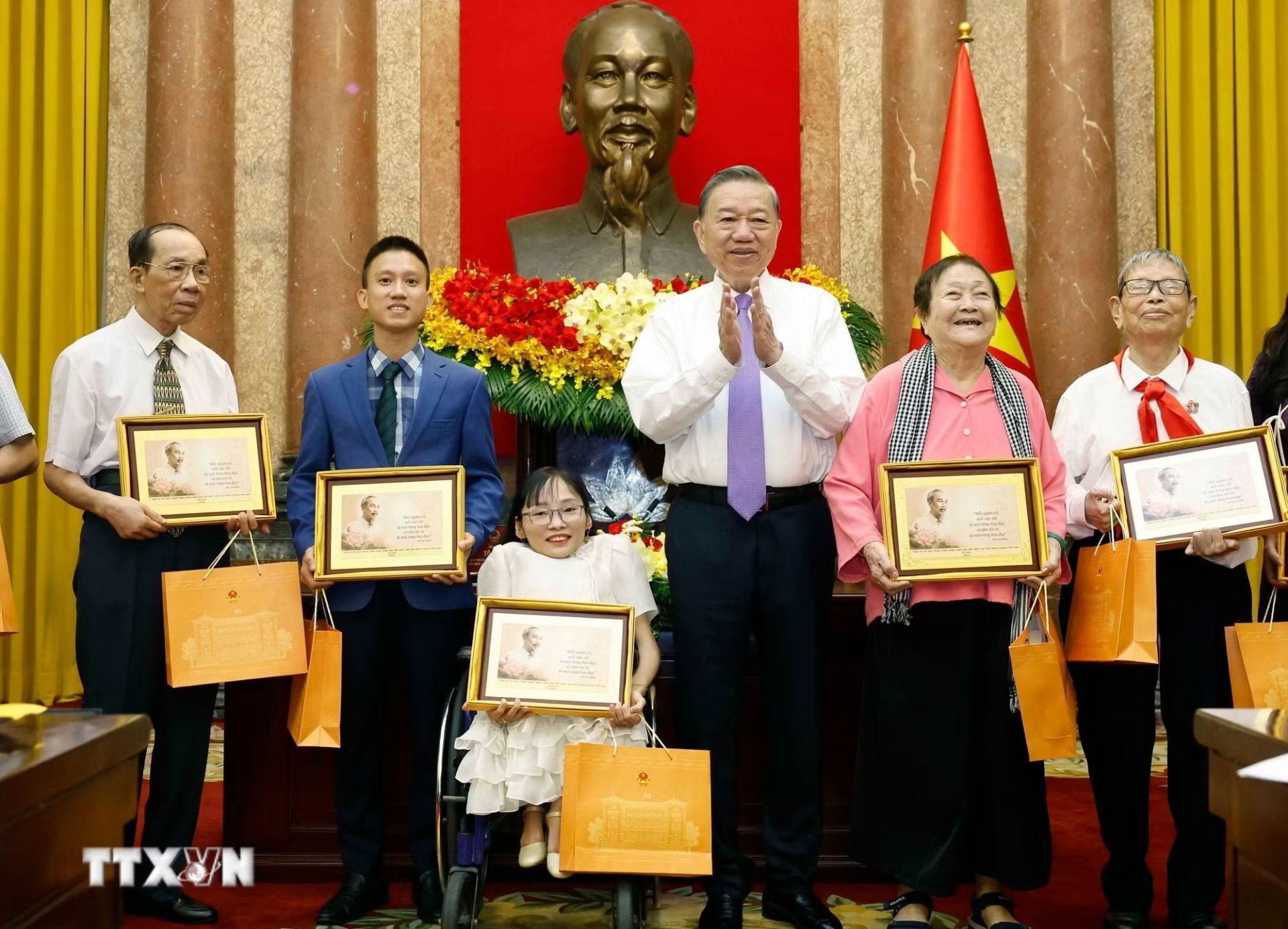 Tổng Bí thư, Chủ tịch nước Tô Lâm tặng quà cho các đại biểu. Ảnh: Thống Nhất/TTXVN. Tổng Bí thư, Chủ tịch nước Tô Lâm tặng quà cho các đại biểu. Ảnh: Thống Nhất/TTXVN.