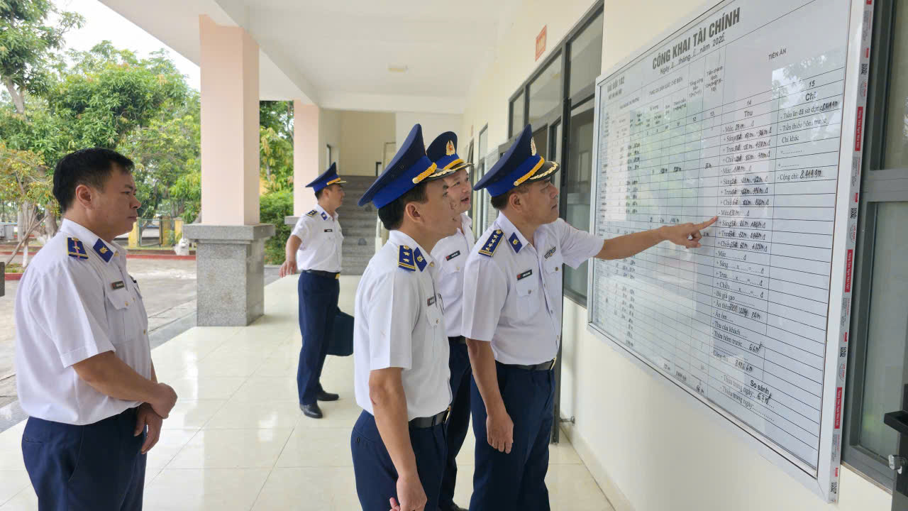 Kiểm tra đăng k&yacute; sổ s&aacute;ch, c&ocirc;ng khai t&agrave;i ch&iacute;nh v&agrave; việc thực hiện nền nếp ch&iacute;nh quy bếp ăn Hải đội 102.